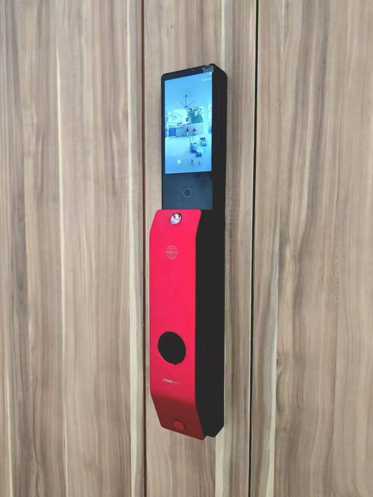 Kırmızı kol kapaklı Moorgen T9 iç ünitesi, 5 inç ekranında kapı önü görüntüsü